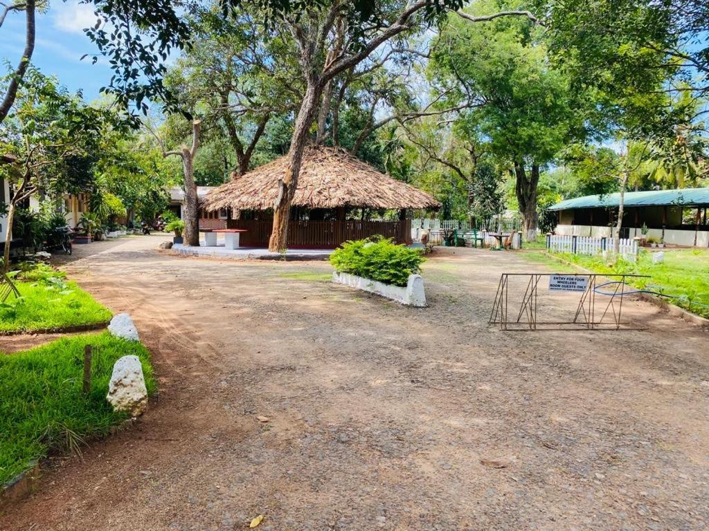 Hotel Resthouse Vavuniya Extérieur photo