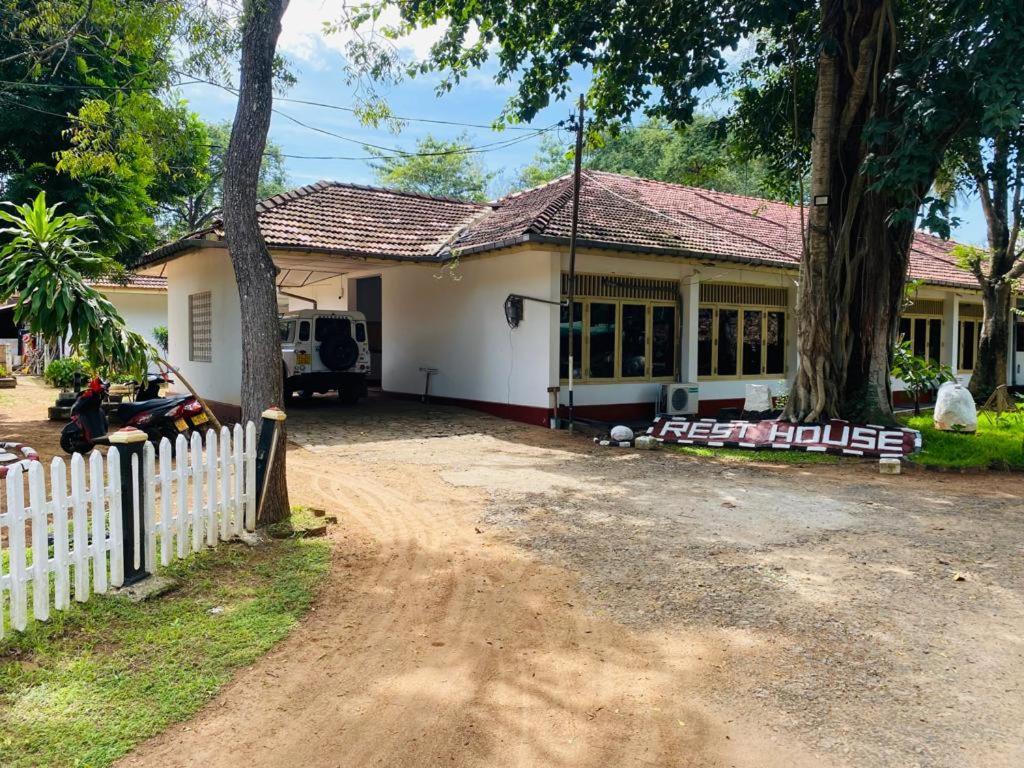 Hotel Resthouse Vavuniya Extérieur photo